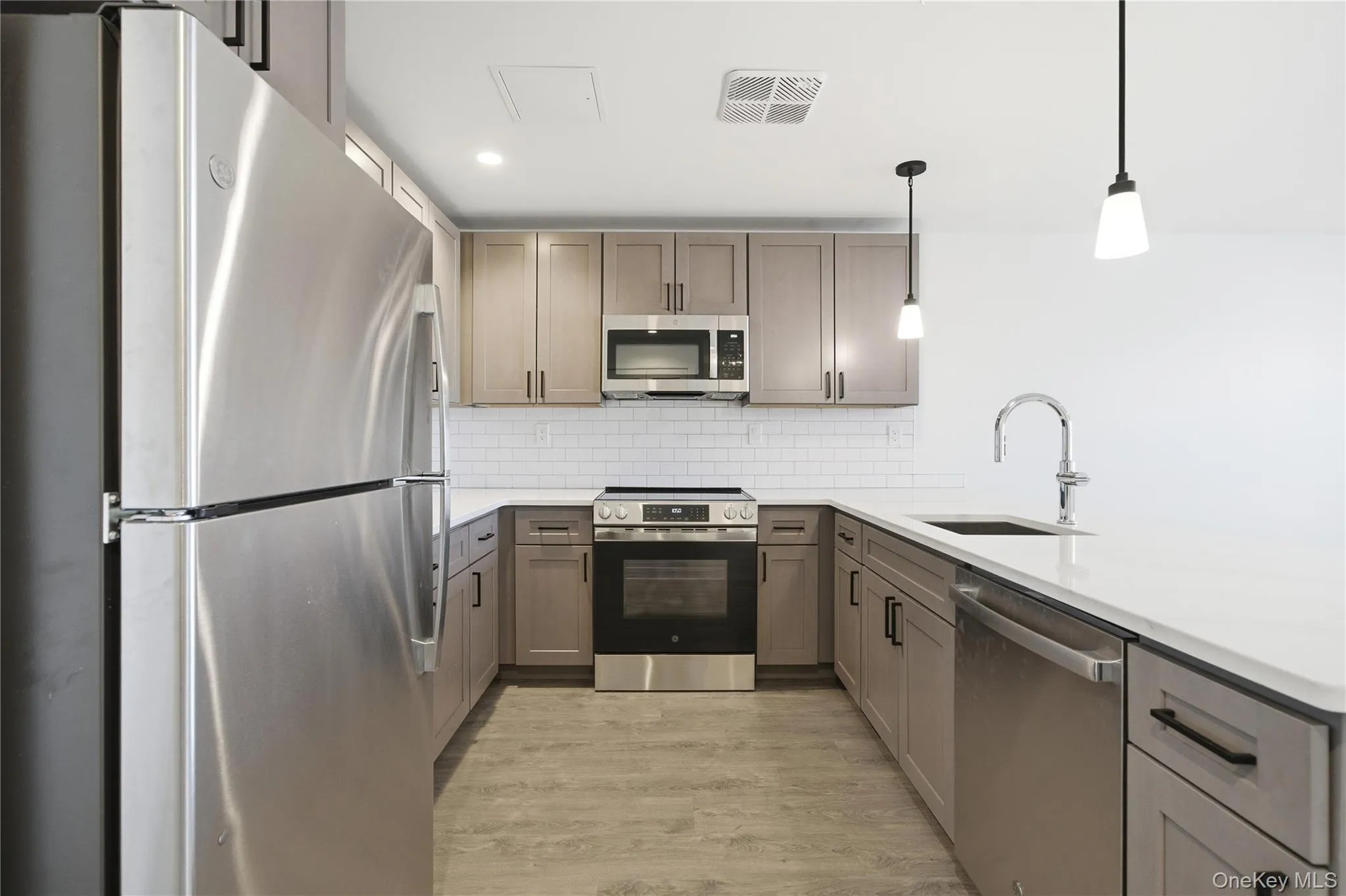 180 Deer Park Avenue, Babylon, NY, 1 Bedroom Bedrooms, 4 Rooms Rooms,1 BathroomBathrooms,Residential Lease,For Rent,Deer Park,0,956808 180 Deer Park Avenue, Babylon, NY, 1 Bedroom Bedrooms, 4 Rooms Rooms,1 BathroomBathrooms,Residential Lease,For Rent,Deer Park,0,956808