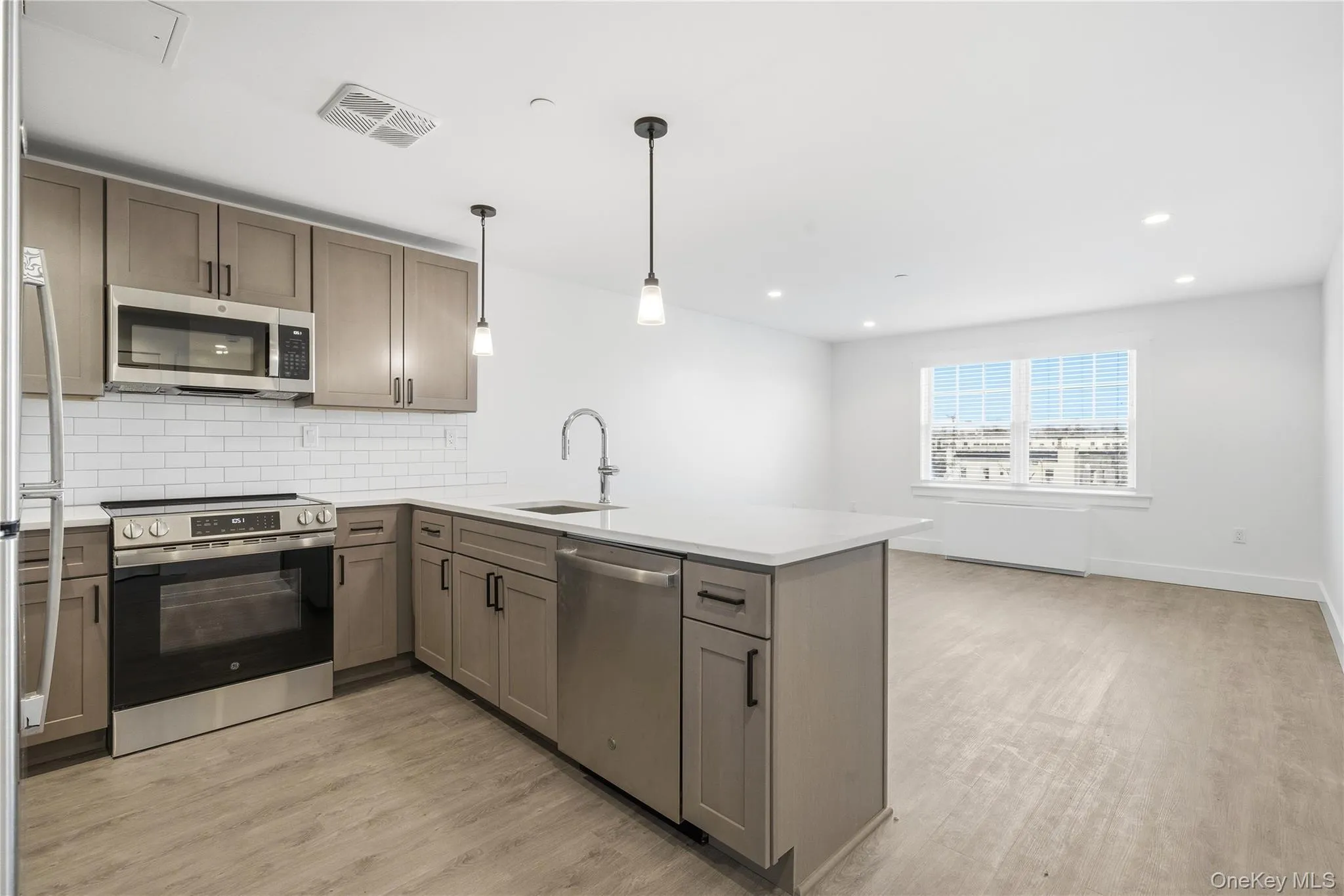 180 Deer Park Avenue, Babylon, NY, 1 Bedroom Bedrooms, 4 Rooms Rooms,1 BathroomBathrooms,Residential Lease,For Rent,Deer Park,0,956808 180 Deer Park Avenue, Babylon, NY, 1 Bedroom Bedrooms, 4 Rooms Rooms,1 BathroomBathrooms,Residential Lease,For Rent,Deer Park,0,956808