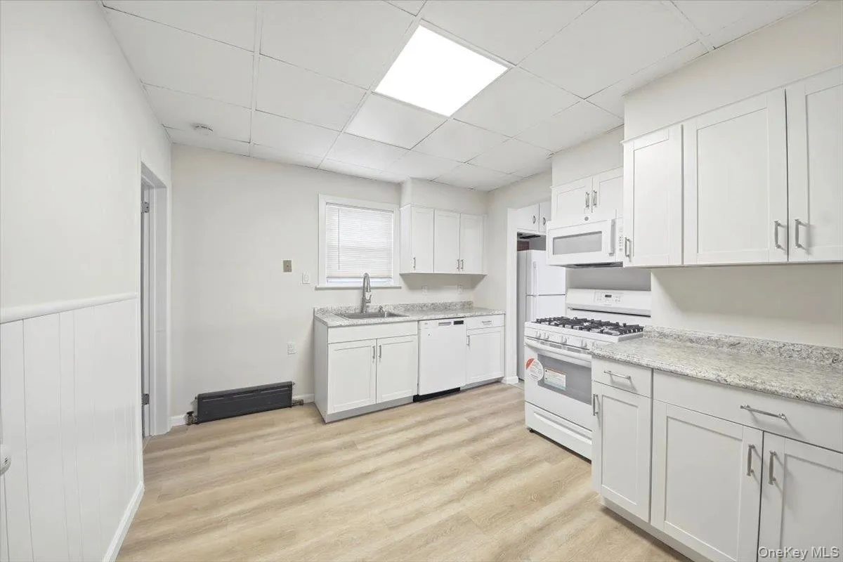 169 Lockwood Avenue, Yonkers, NY, 2 Bedrooms Bedrooms, 5 Rooms Rooms,1 BathroomBathrooms,Residential Lease,For Rent,Lockwood,0,956903 169 Lockwood Avenue, Yonkers, NY, 2 Bedrooms Bedrooms, 5 Rooms Rooms,1 BathroomBathrooms,Residential Lease,For Rent,Lockwood,0,956903