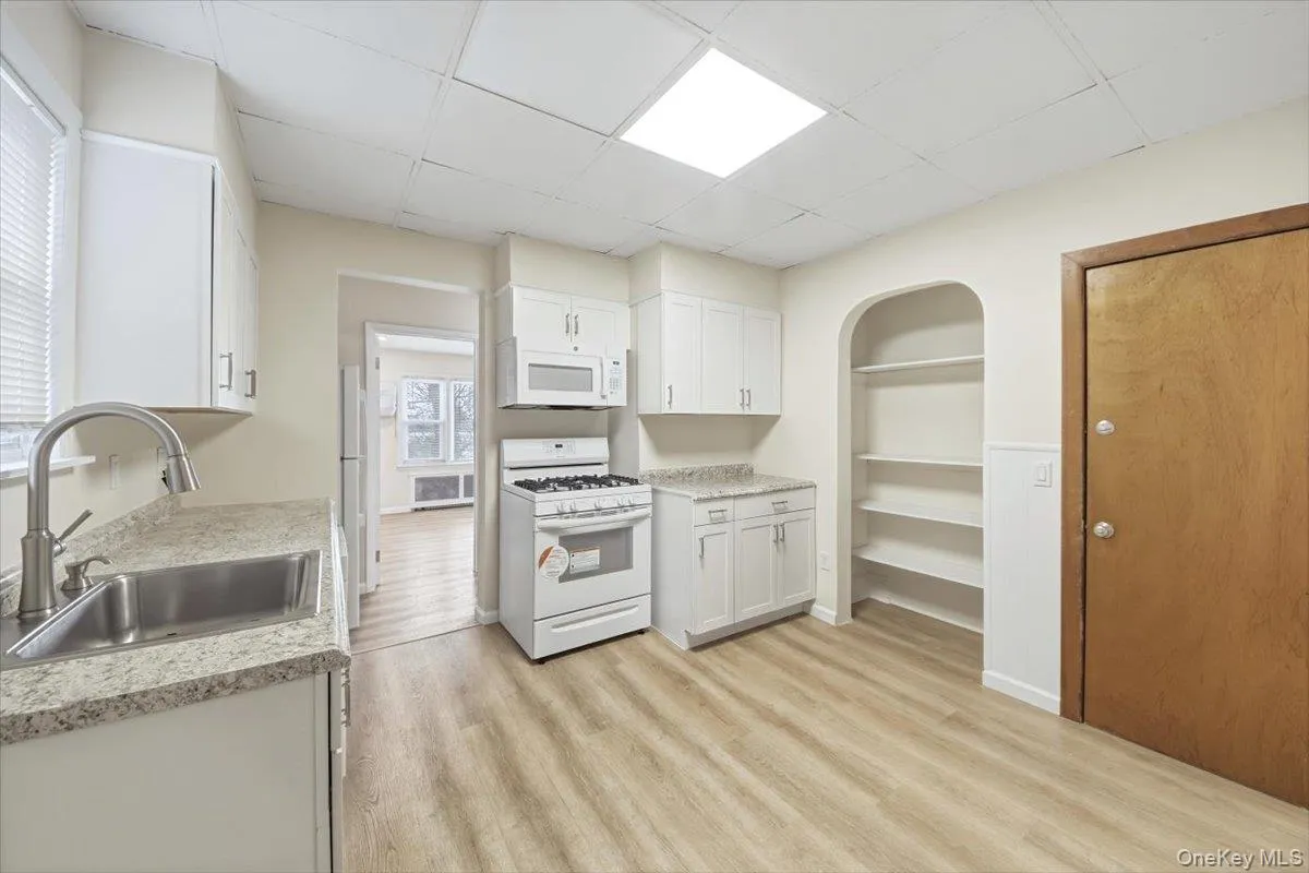 169 Lockwood Avenue, Yonkers, NY, 2 Bedrooms Bedrooms, 5 Rooms Rooms,1 BathroomBathrooms,Residential Lease,For Rent,Lockwood,0,956903 169 Lockwood Avenue, Yonkers, NY, 2 Bedrooms Bedrooms, 5 Rooms Rooms,1 BathroomBathrooms,Residential Lease,For Rent,Lockwood,0,956903