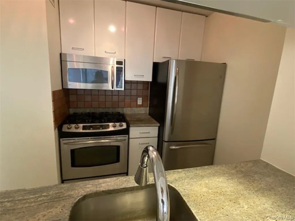 4 Martine Avenue, White Plains, NY, 1 Bedroom Bedrooms, 3 Rooms Rooms,1 BathroomBathrooms,Residential Lease,For Rent,Martine,0,956943 4 Martine Avenue, White Plains, NY, 1 Bedroom Bedrooms, 3 Rooms Rooms,1 BathroomBathrooms,Residential Lease,For Rent,Martine,0,956943