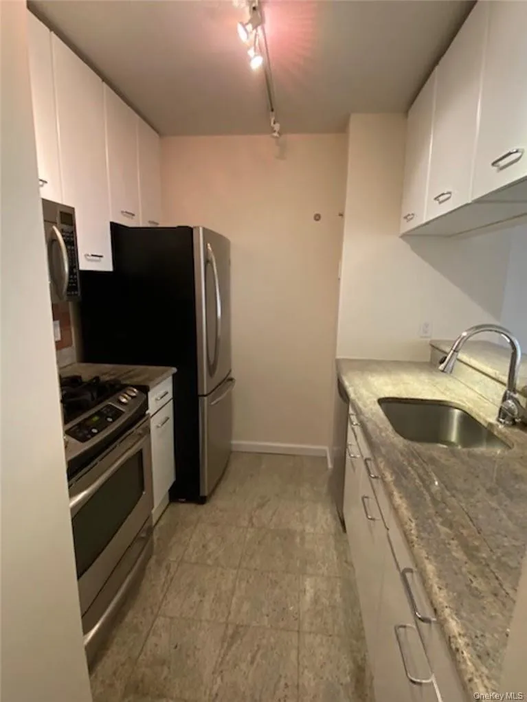 4 Martine Avenue, White Plains, NY, 1 Bedroom Bedrooms, 3 Rooms Rooms,1 BathroomBathrooms,Residential Lease,For Rent,Martine,0,956943 4 Martine Avenue, White Plains, NY, 1 Bedroom Bedrooms, 3 Rooms Rooms,1 BathroomBathrooms,Residential Lease,For Rent,Martine,0,956943