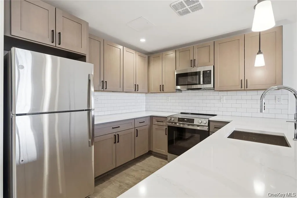 180 Deer Park Avenue, Babylon, NY, 1 Bedroom Bedrooms, 4 Rooms Rooms,1 BathroomBathrooms,Residential Lease,For Rent,Deer Park,0,956944 180 Deer Park Avenue, Babylon, NY, 1 Bedroom Bedrooms, 4 Rooms Rooms,1 BathroomBathrooms,Residential Lease,For Rent,Deer Park,0,956944