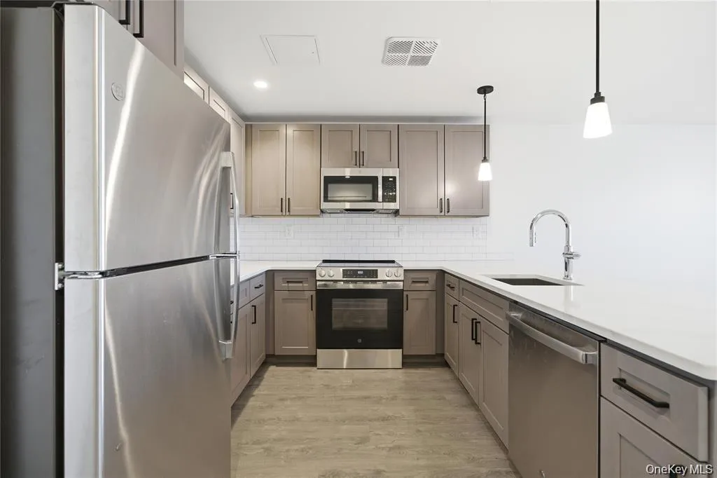 180 Deer Park Avenue, Babylon, NY, 1 Bedroom Bedrooms, 4 Rooms Rooms,1 BathroomBathrooms,Residential Lease,For Rent,Deer Park,0,956962 180 Deer Park Avenue, Babylon, NY, 1 Bedroom Bedrooms, 4 Rooms Rooms,1 BathroomBathrooms,Residential Lease,For Rent,Deer Park,0,956962