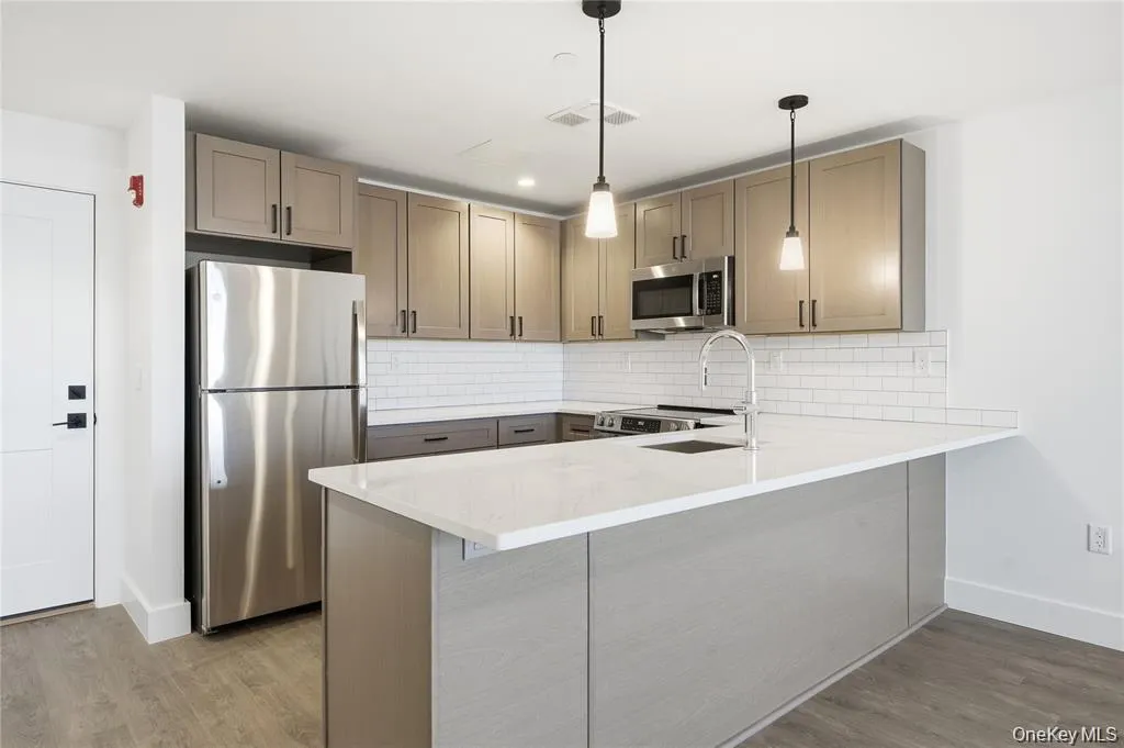 180 Deer Park Avenue, Babylon, NY, 1 Bedroom Bedrooms, 4 Rooms Rooms,1 BathroomBathrooms,Residential Lease,For Rent,Deer Park,0,956968 180 Deer Park Avenue, Babylon, NY, 1 Bedroom Bedrooms, 4 Rooms Rooms,1 BathroomBathrooms,Residential Lease,For Rent,Deer Park,0,956968