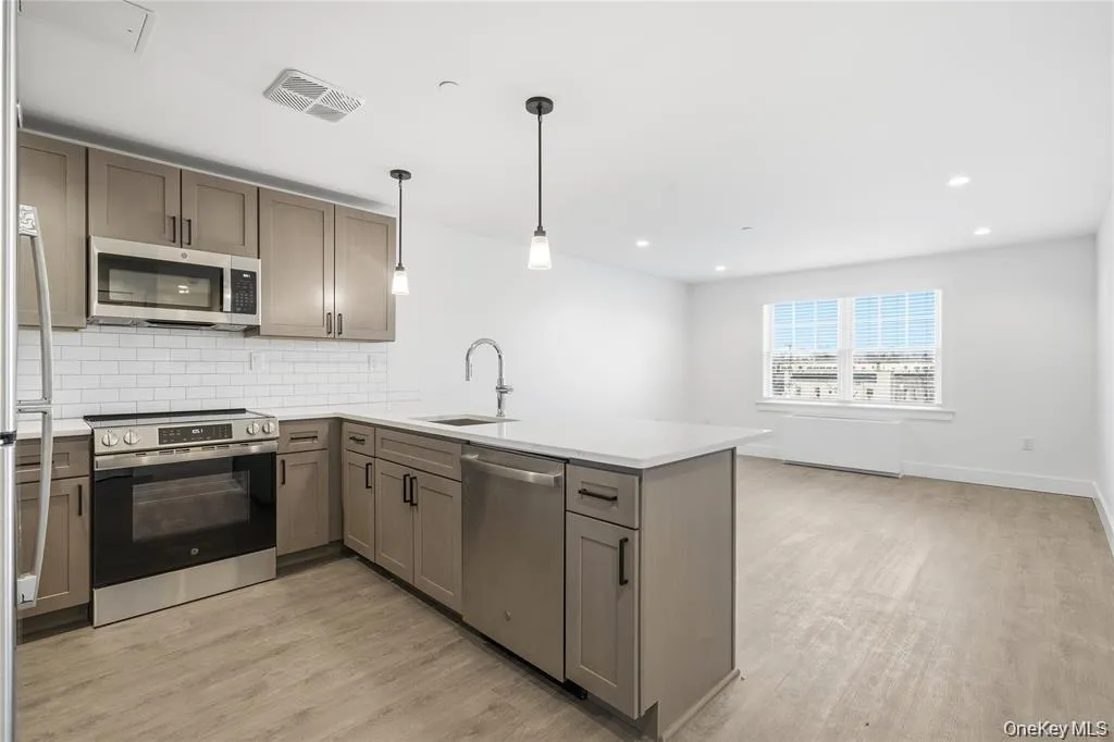 180 Deer Park Avenue, Babylon, NY, 1 Bedroom Bedrooms, 4 Rooms Rooms,1 BathroomBathrooms,Residential Lease,For Rent,Deer Park,0,956971 180 Deer Park Avenue, Babylon, NY, 1 Bedroom Bedrooms, 4 Rooms Rooms,1 BathroomBathrooms,Residential Lease,For Rent,Deer Park,0,956971