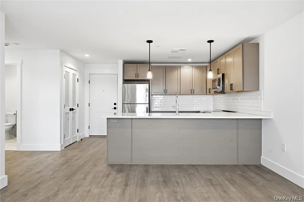 180 Deer Park Avenue, Babylon, NY, 1 Bedroom Bedrooms, 4 Rooms Rooms,1 BathroomBathrooms,Residential Lease,For Rent,Deer Park,0,956972 180 Deer Park Avenue, Babylon, NY, 1 Bedroom Bedrooms, 4 Rooms Rooms,1 BathroomBathrooms,Residential Lease,For Rent,Deer Park,0,956972