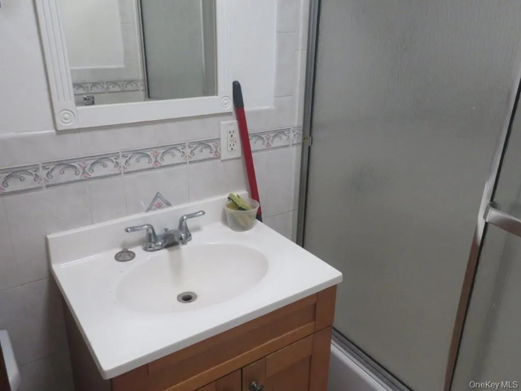 5714 Avenue L, New York, NY, 3 Bedrooms Bedrooms, 7 Rooms Rooms,1 BathroomBathrooms,Residential,For Rent,Avenue L,0,957141 5714 Avenue L, New York, NY, 3 Bedrooms Bedrooms, 7 Rooms Rooms,1 BathroomBathrooms,Residential,For Rent,Avenue L,0,957141