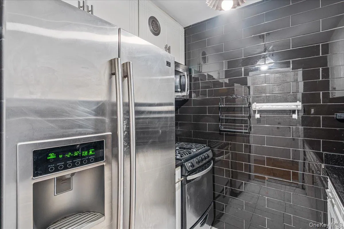 18-05 215th Street, New York, NY, 1 Bedroom Bedrooms, 3 Rooms Rooms,1 BathroomBathrooms,Residential,For Rent,215th,0,957227 18-05 215th Street, New York, NY, 1 Bedroom Bedrooms, 3 Rooms Rooms,1 BathroomBathrooms,Residential,For Rent,215th,0,957227