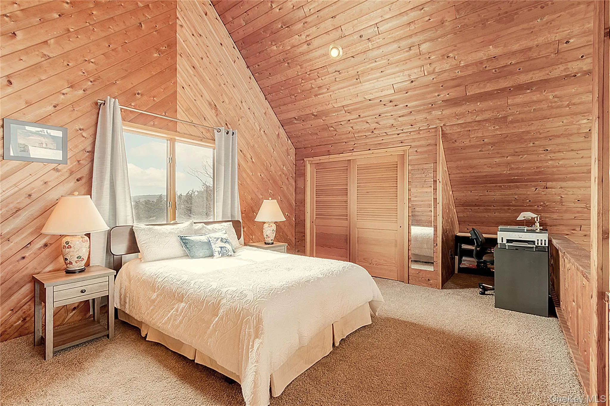 extra room for bed or living/office space extra room for bed or living/office space