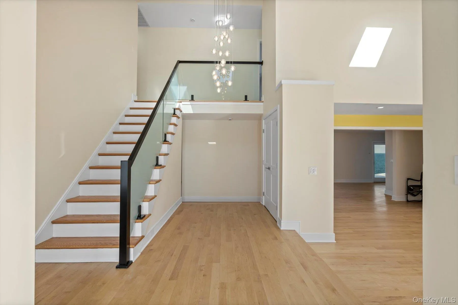 Beautiful Entrance foyer with two large coat closets. Beautiful Entrance foyer with two large coat closets.
