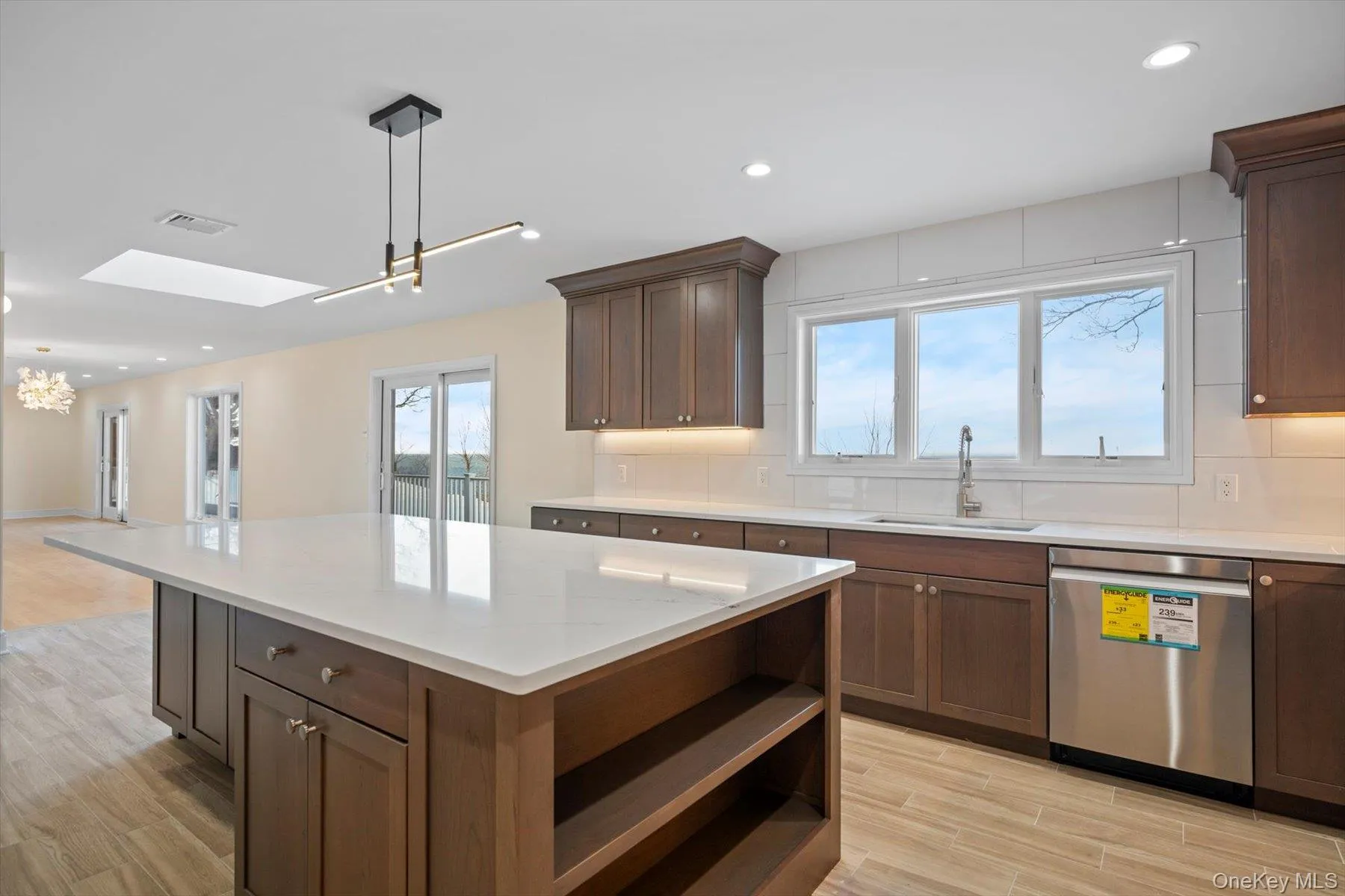 Large Gourmet Eat In Kitchen with Waterviews Large Gourmet Eat In Kitchen with Waterviews