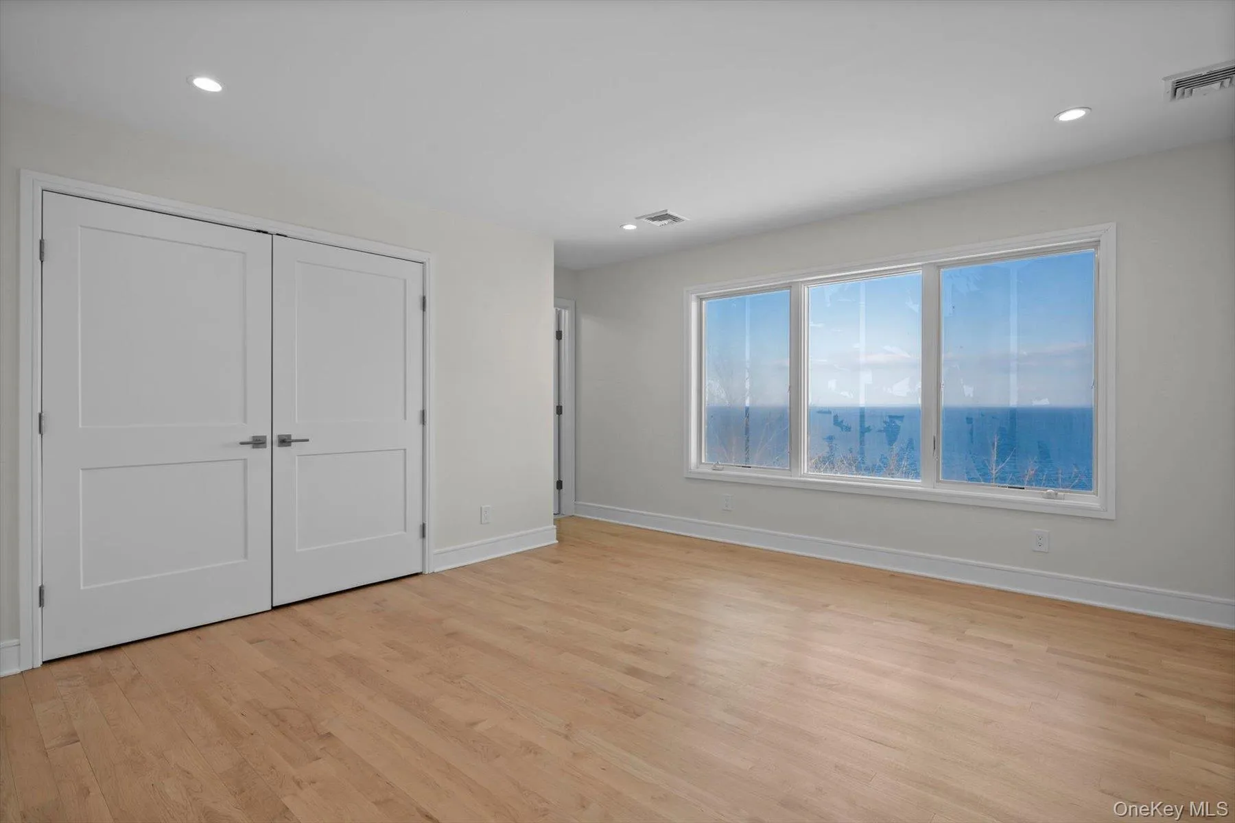 3rd Bedroom with large closet and stunning waterviews 3rd Bedroom with large closet and stunning waterviews