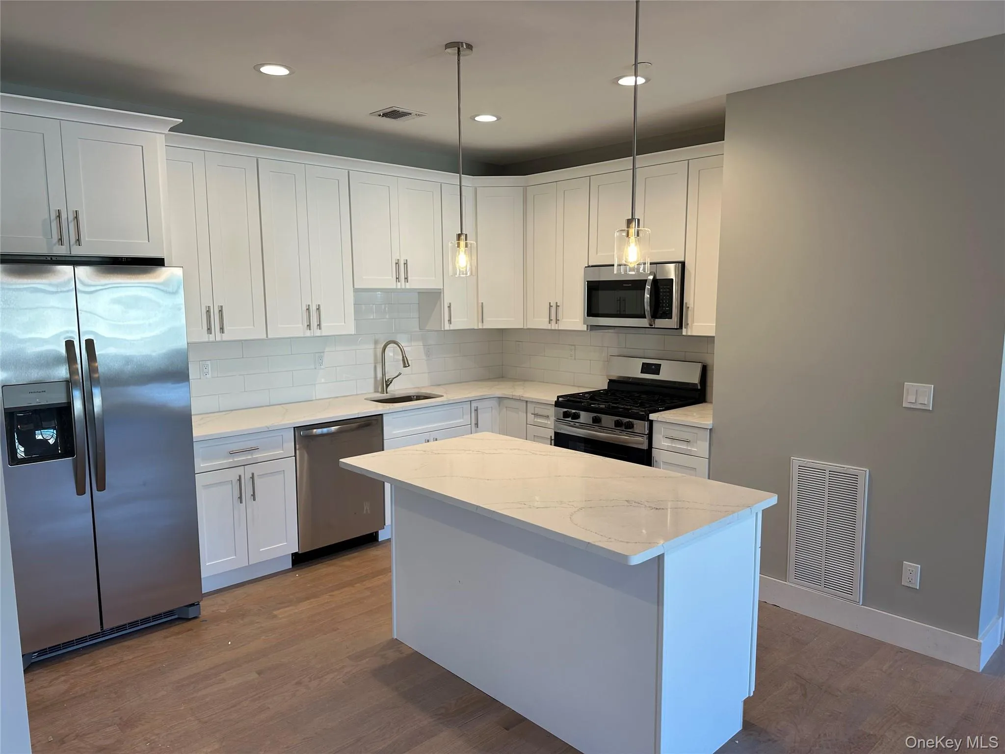 400 Oak Street, Babylon, NY, 2 Bedrooms Bedrooms, 4 Rooms Rooms,1 BathroomBathrooms,Residential Lease,For Rent,Oak,0,957733 400 Oak Street, Babylon, NY, 2 Bedrooms Bedrooms, 4 Rooms Rooms,1 BathroomBathrooms,Residential Lease,For Rent,Oak,0,957733