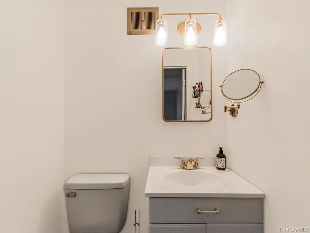 Half Bath in the Primary Bedroom Half Bath in the Primary Bedroom