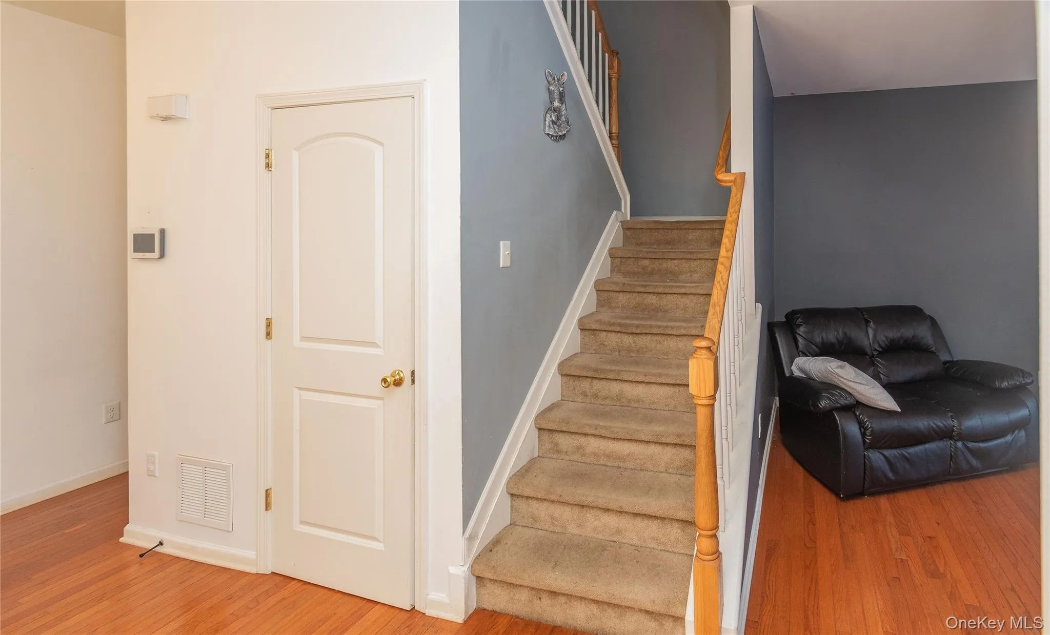 Stairway upstairs/Door downstairs Stairway upstairs/Door downstairs