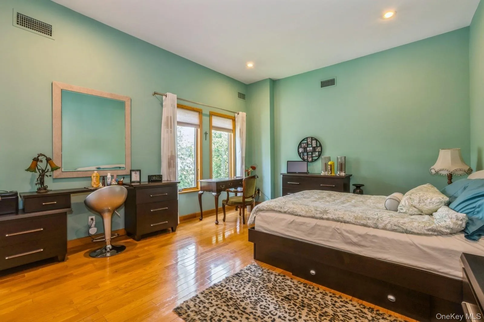 19615 Como Avenue, New York, NY, 4 Bedrooms Bedrooms, 9 Rooms Rooms,2 BathroomsBathrooms,Residential Lease,For Rent,Como,0,957963 19615 Como Avenue, New York, NY, 4 Bedrooms Bedrooms, 9 Rooms Rooms,2 BathroomsBathrooms,Residential Lease,For Rent,Como,0,957963