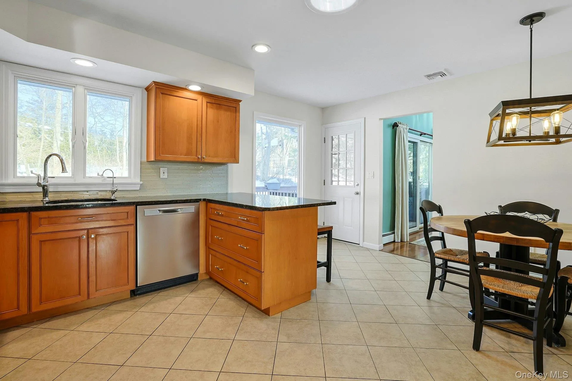 Large Eat-in Kitchen with Maple Cabinetry Large Eat-in Kitchen with Maple Cabinetry