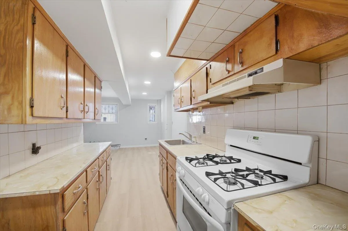 4158 Baychester Avenue, New York, NY, 3 Bedrooms Bedrooms, 8 Rooms Rooms,2 BathroomsBathrooms,Residential,For Rent,Baychester,0,958454 4158 Baychester Avenue, New York, NY, 3 Bedrooms Bedrooms, 8 Rooms Rooms,2 BathroomsBathrooms,Residential,For Rent,Baychester,0,958454