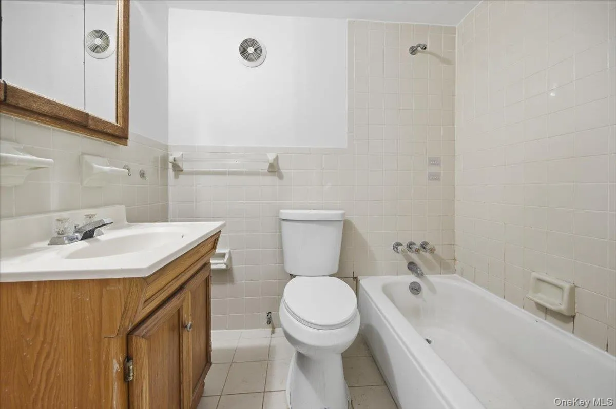 4158 Baychester Avenue, New York, NY, 3 Bedrooms Bedrooms, 8 Rooms Rooms,2 BathroomsBathrooms,Residential,For Rent,Baychester,0,958454 4158 Baychester Avenue, New York, NY, 3 Bedrooms Bedrooms, 8 Rooms Rooms,2 BathroomsBathrooms,Residential,For Rent,Baychester,0,958454