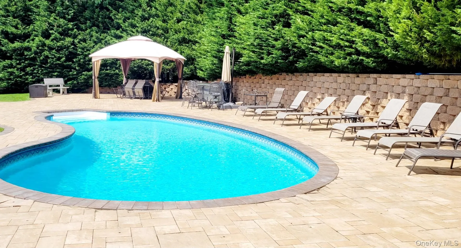 Heated pool with ample lounges Heated pool with ample lounges