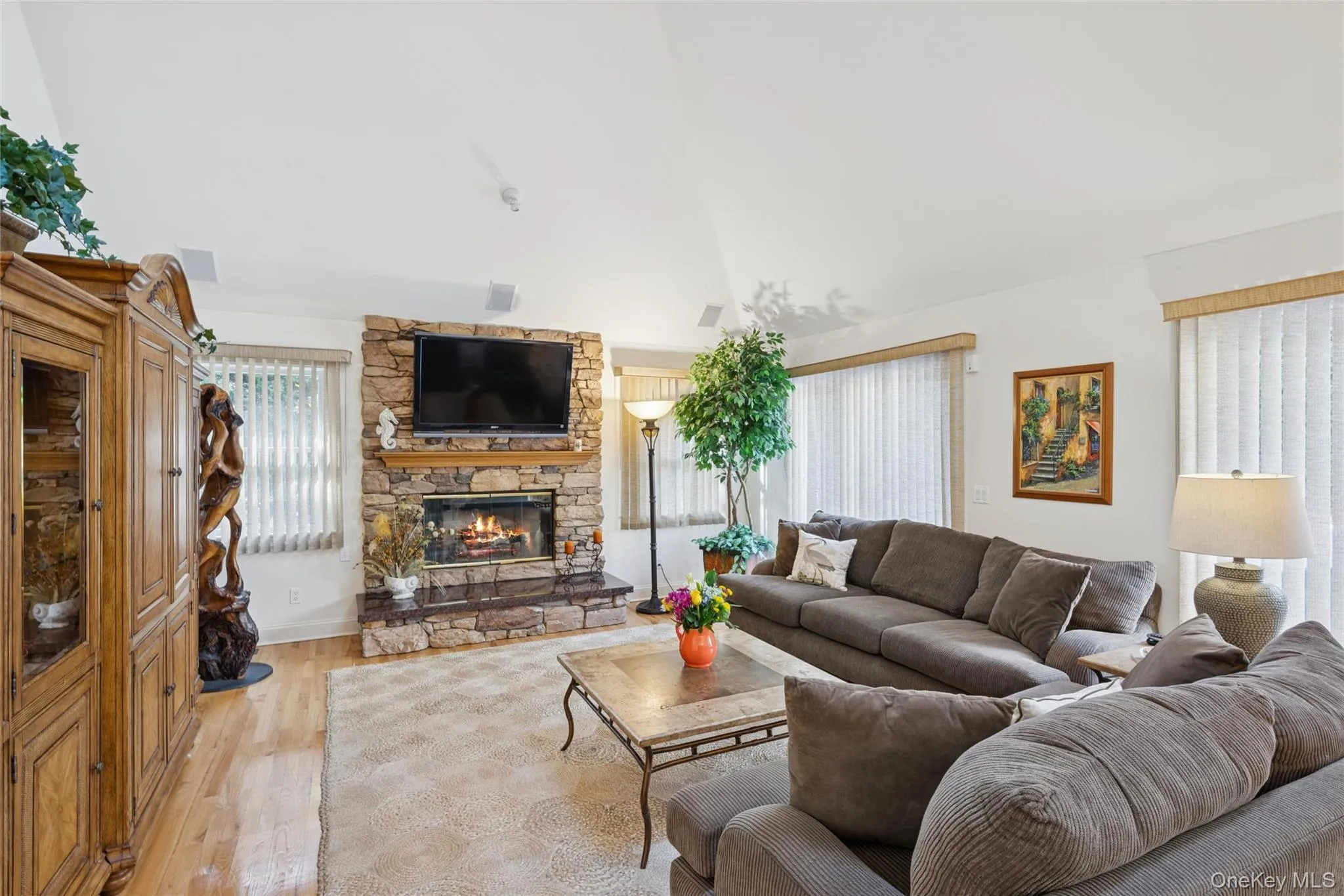 Licing open plan with poolside views Licing open plan with poolside views