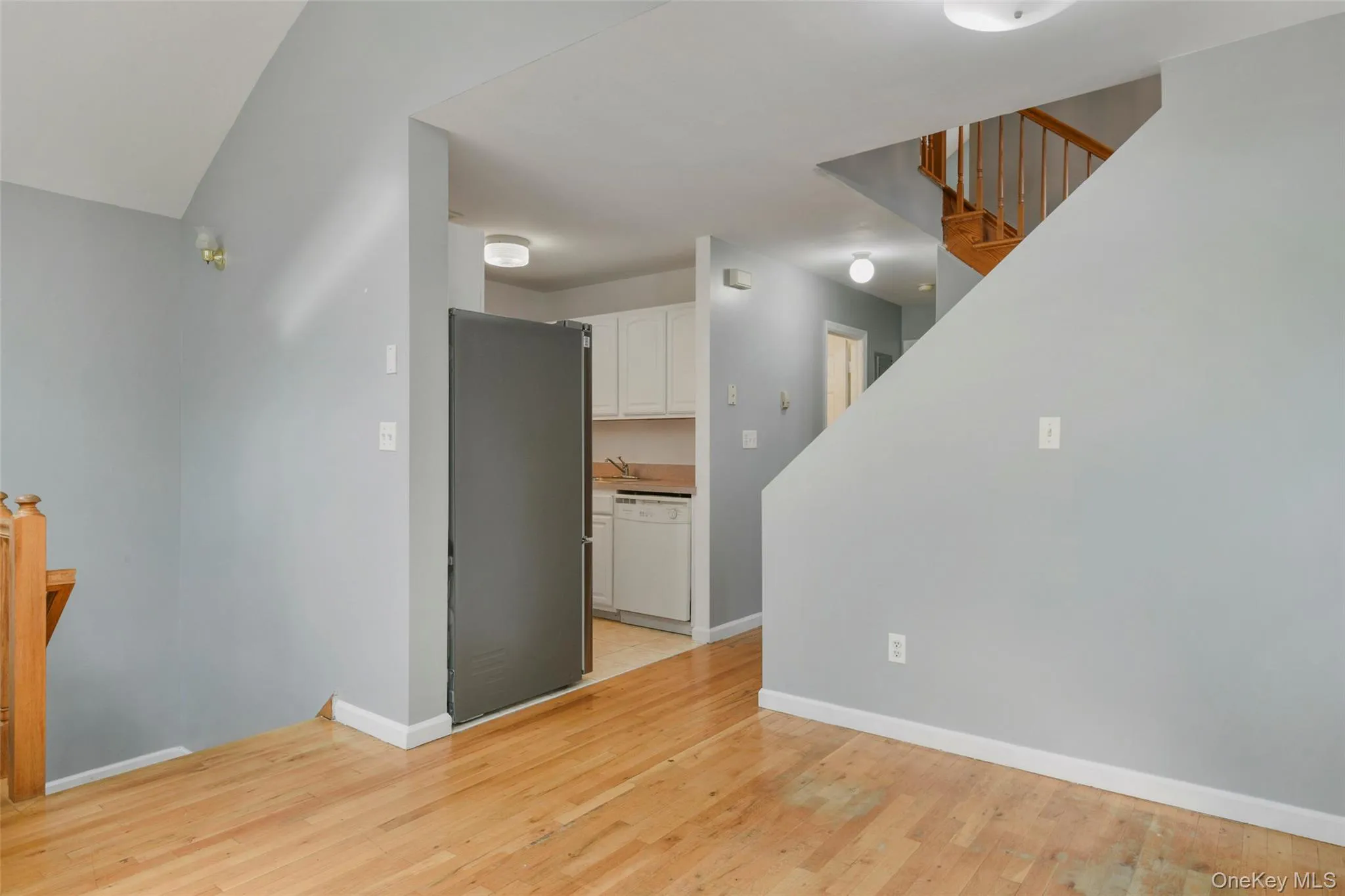 Entryway landing, dining area and kitchen. Entryway landing, dining area and kitchen.