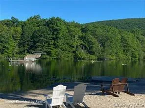 Earl Reservoir offers swimming, boating and fishing. Earl Reservoir offers swimming, boating and fishing.