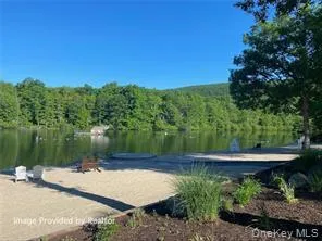 Woodbury offers two parks free to residents. Woodbury offers two parks free to residents.