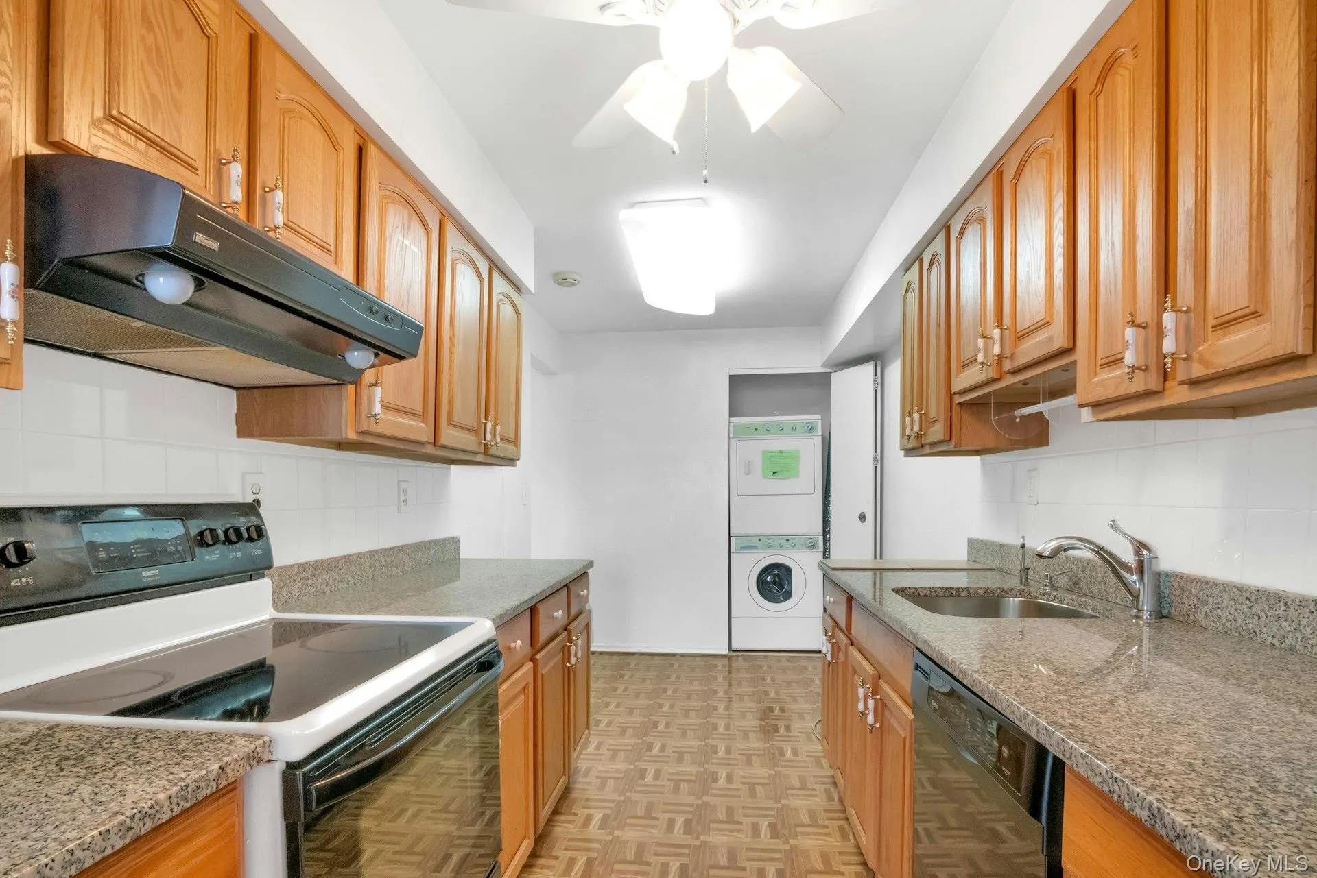 Kitchen can add counter for seating for 2 Kitchen can add counter for seating for 2