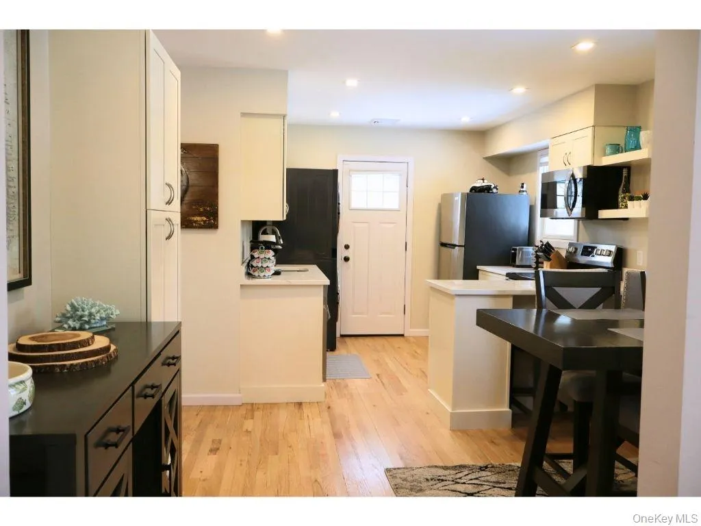 38 Woodridge Road, Southampton, NY, 3 Bedrooms Bedrooms, 8 Rooms Rooms,1 BathroomBathrooms,Residential Lease,For Rent,Woodridge,0,958596 38 Woodridge Road, Southampton, NY, 3 Bedrooms Bedrooms, 8 Rooms Rooms,1 BathroomBathrooms,Residential Lease,For Rent,Woodridge,0,958596