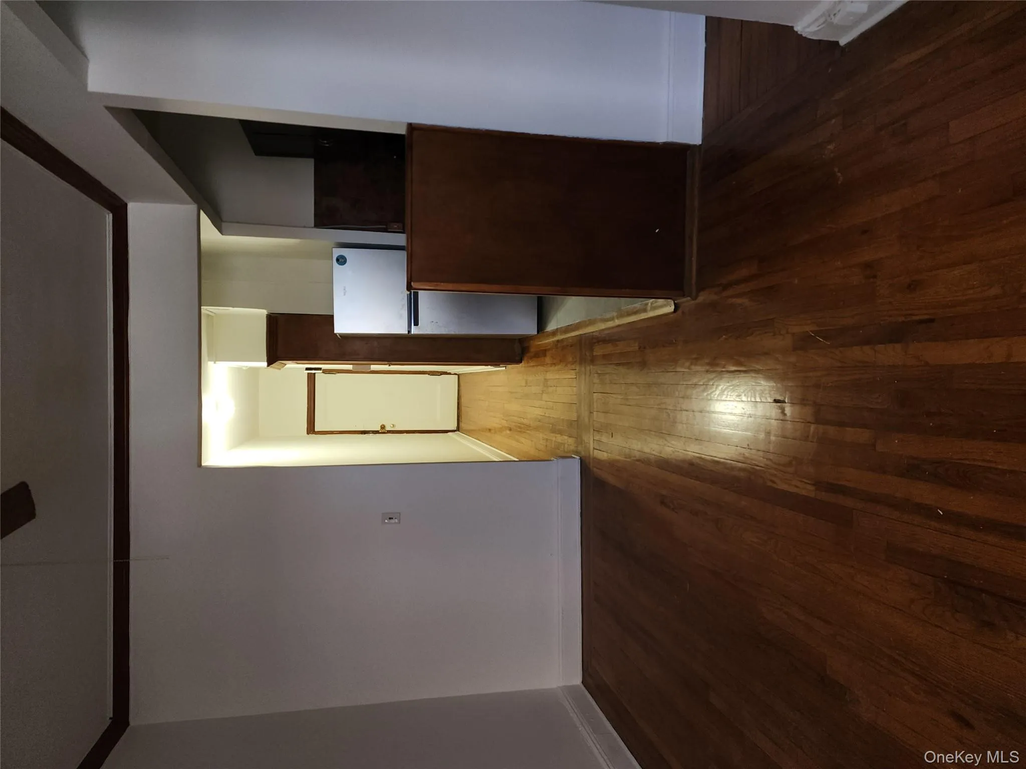 Hallway leading to Kitchen and Livingroom Hallway leading to Kitchen and Livingroom