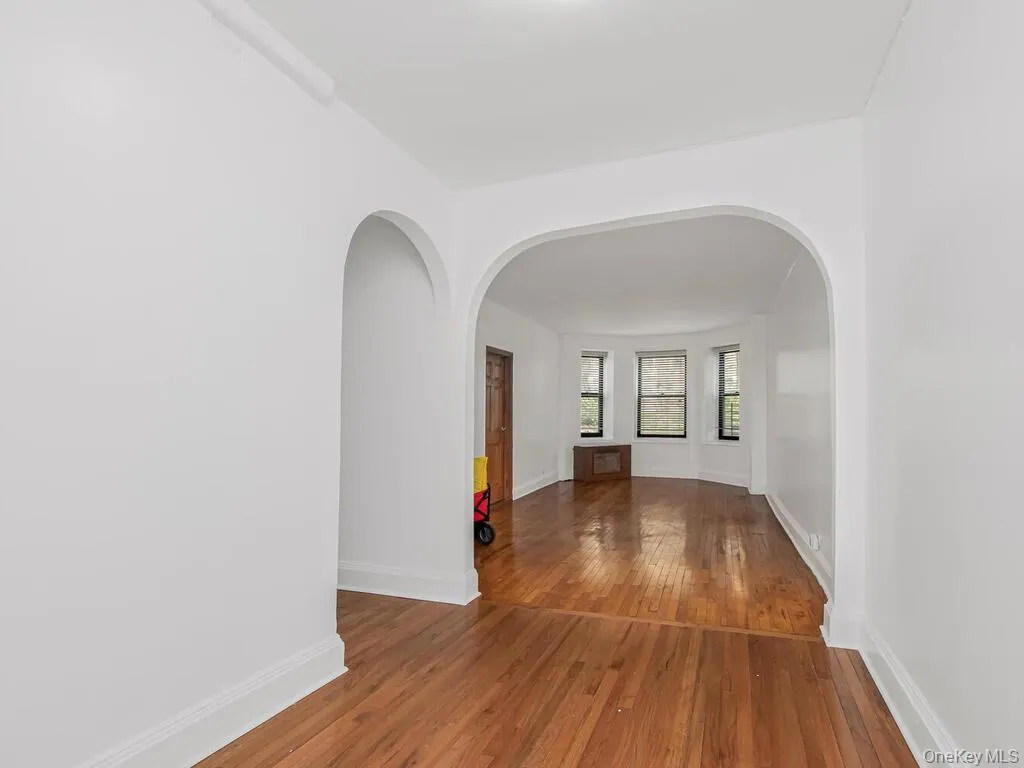 Home and Archways and High Ceilings, plenty of sunshine Home and Archways and High Ceilings, plenty of sunshine