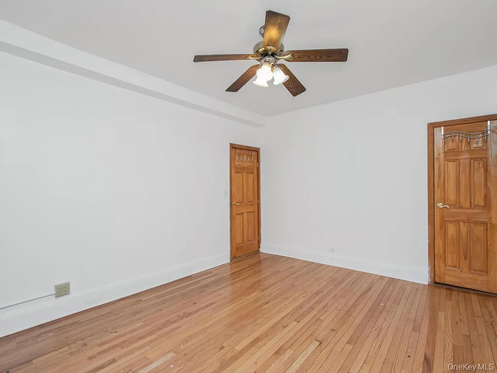 Main Bedroom with ceiling fan Main Bedroom with ceiling fan