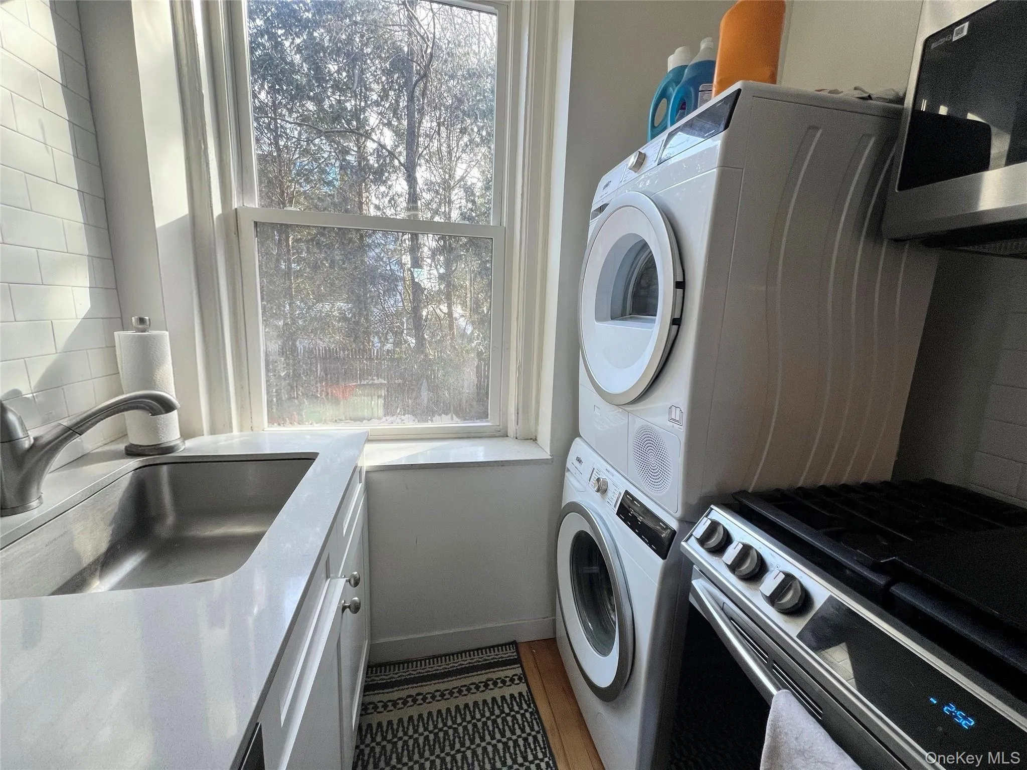 Kitchen features washer/Dryer Kitchen features washer/Dryer