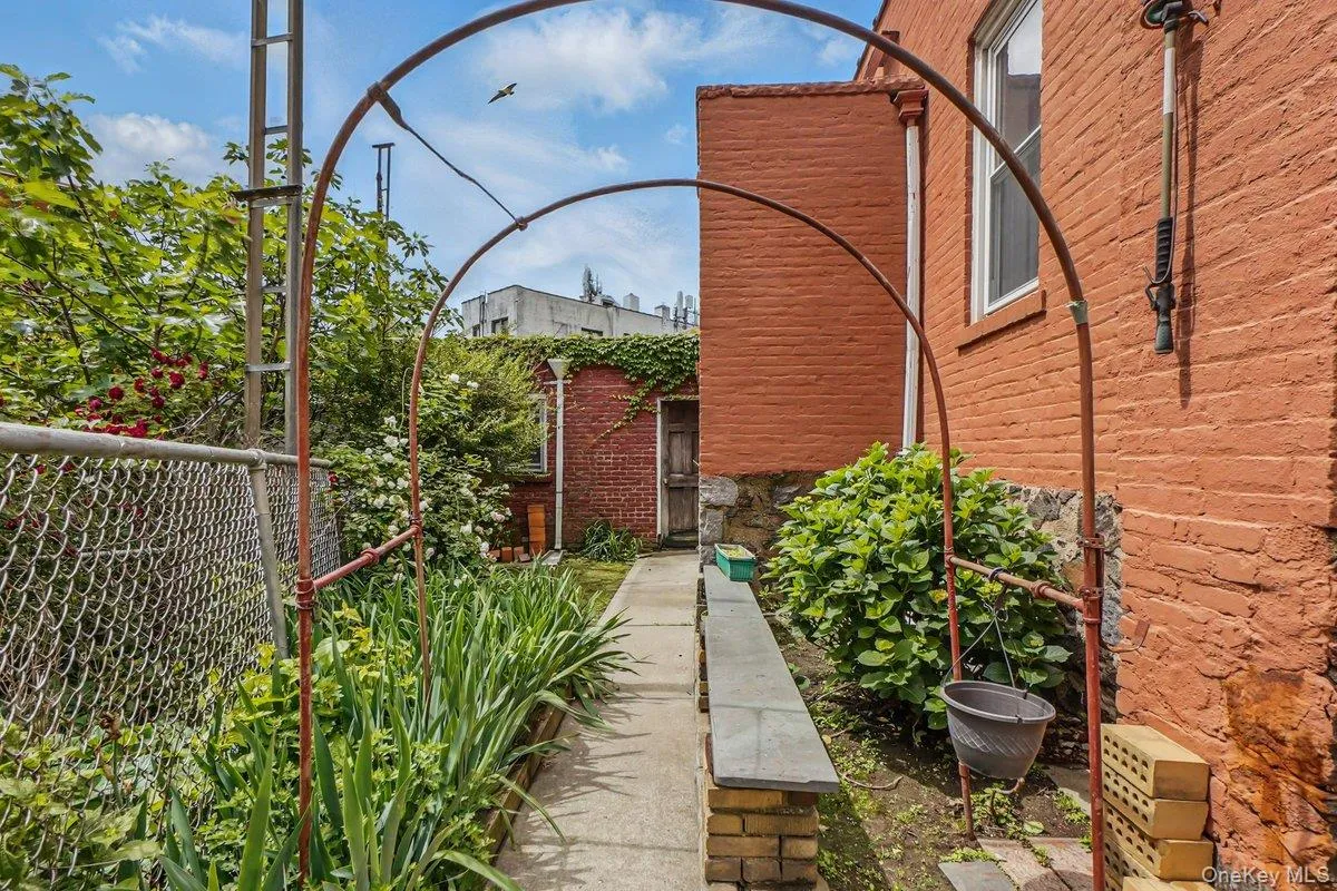 2117 Hazen Street, New York, NY, 3 Bedrooms Bedrooms, 8 Rooms Rooms,2 BathroomsBathrooms,Residential,For Rent,Hazen,0,959618 2117 Hazen Street, New York, NY, 3 Bedrooms Bedrooms, 8 Rooms Rooms,2 BathroomsBathrooms,Residential,For Rent,Hazen,0,959618