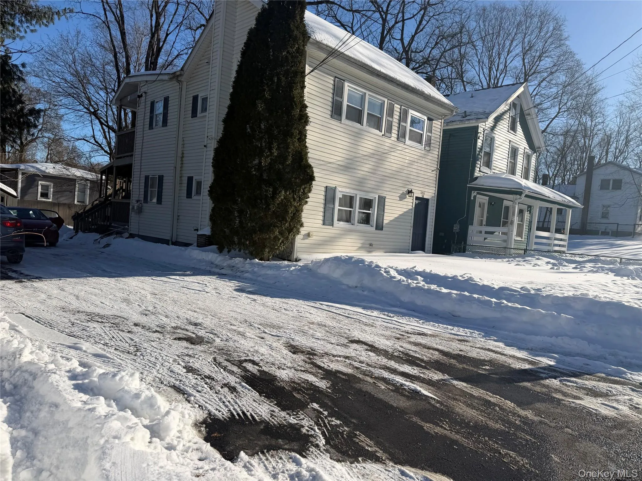 Large driveway for 2 cars per apartment Large driveway for 2 cars per apartment