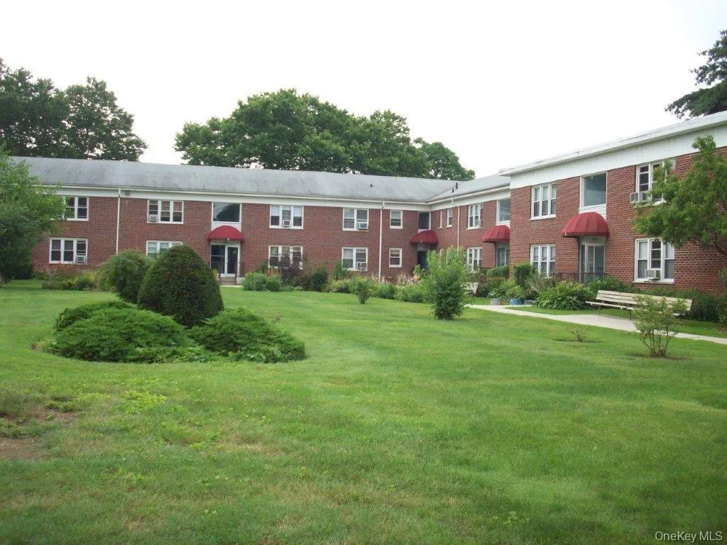 Located in a lovely courtyard. Located in a lovely courtyard.