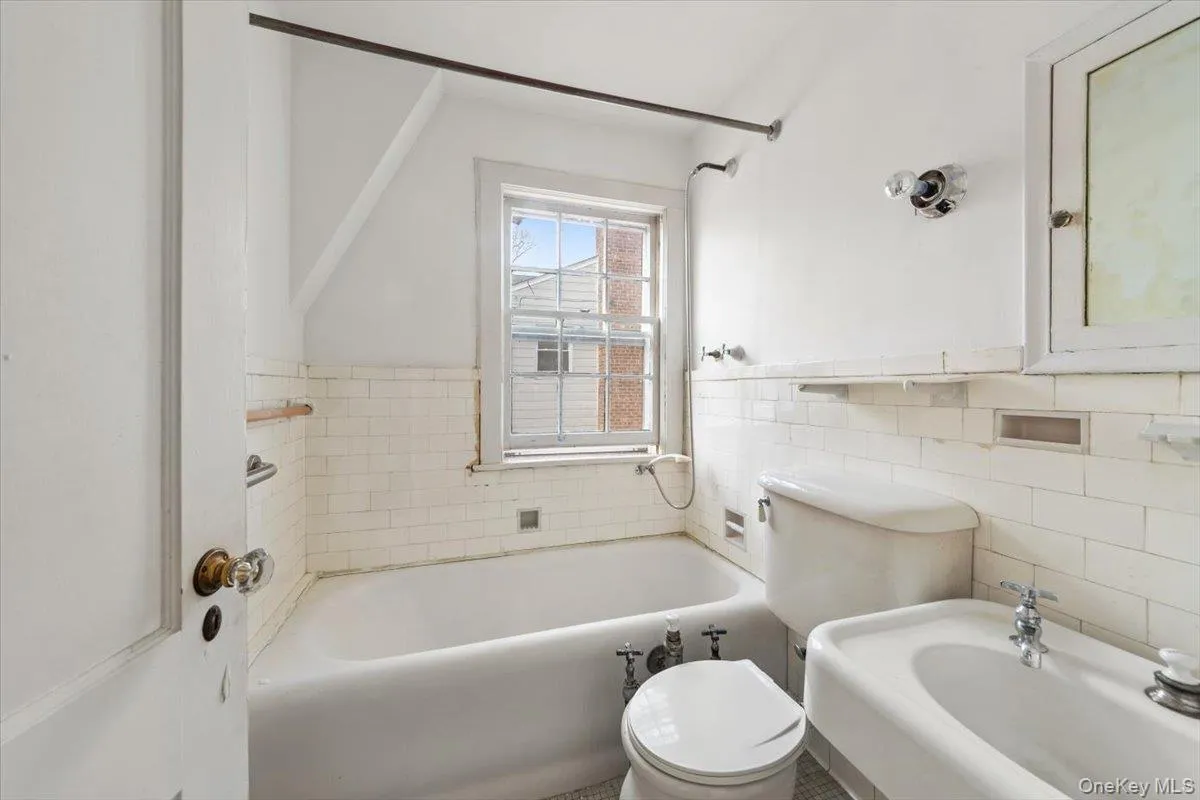 310 263rd Street, New York, NY, 4 Bedrooms Bedrooms, 10 Rooms Rooms,2 BathroomsBathrooms,Residential,For Rent,263rd,0,959723 310 263rd Street, New York, NY, 4 Bedrooms Bedrooms, 10 Rooms Rooms,2 BathroomsBathrooms,Residential,For Rent,263rd,0,959723