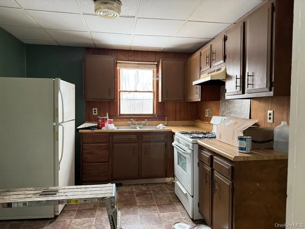 plenty of room Window overlooks private side yard plenty of room Window overlooks private side yard