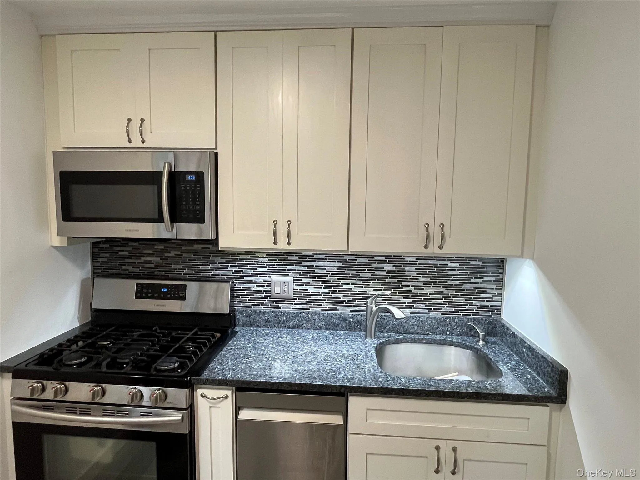 54-25 Valles Avenue, New York, NY, 1 Bedroom Bedrooms, 3 Rooms Rooms,1 BathroomBathrooms,Residential Lease,For Rent,Valles,0,959911 54-25 Valles Avenue, New York, NY, 1 Bedroom Bedrooms, 3 Rooms Rooms,1 BathroomBathrooms,Residential Lease,For Rent,Valles,0,959911