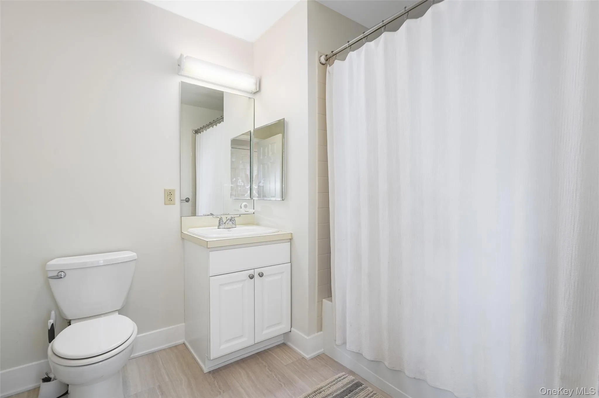 Full Bathroom w/Bathtub Full Bathroom w/Bathtub