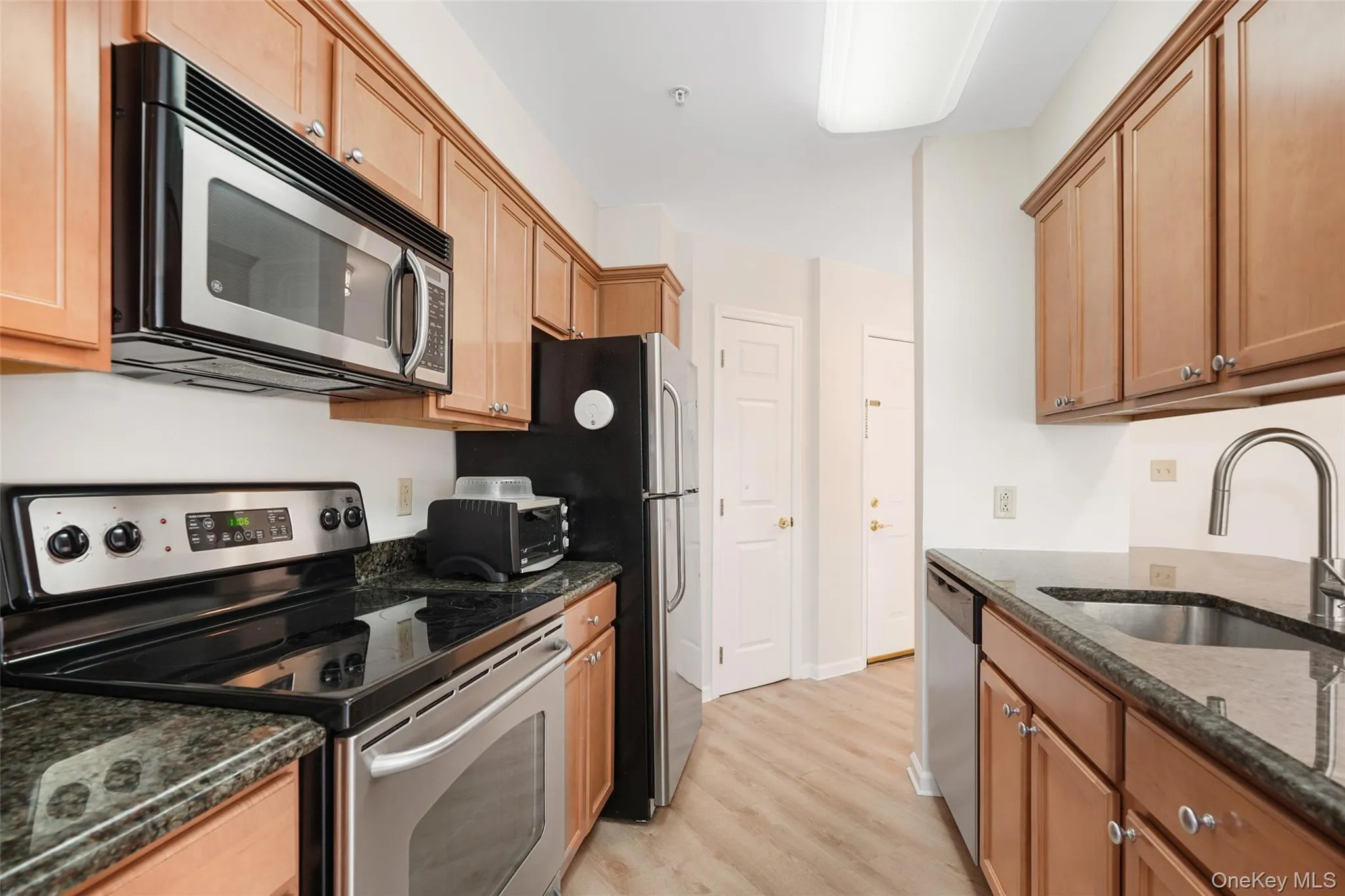 Eat-in Kitchen w/granite counters & stainless appliances Eat-in Kitchen w/granite counters & stainless appliances