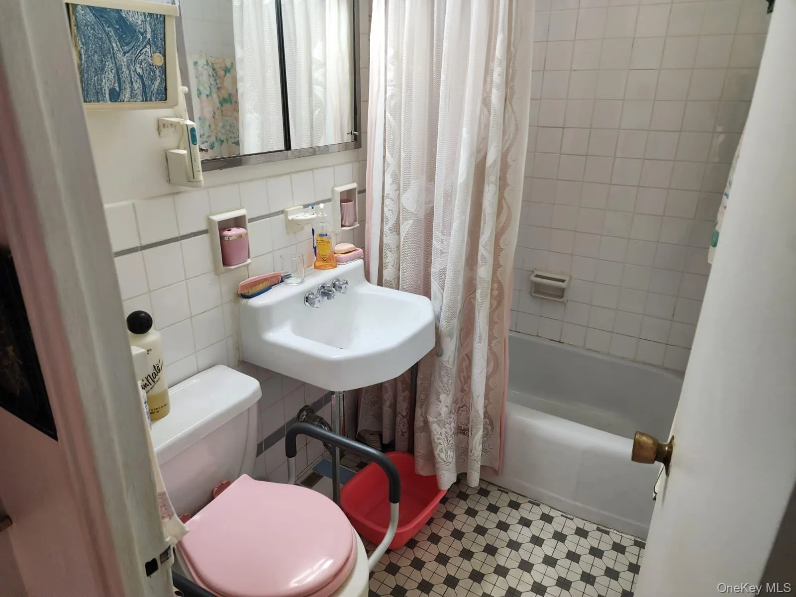 61-45 98th Street, New York, NY, 1 Bedroom Bedrooms, 4 Rooms Rooms,1 BathroomBathrooms,Residential,For Rent,98th,0,960001 61-45 98th Street, New York, NY, 1 Bedroom Bedrooms, 4 Rooms Rooms,1 BathroomBathrooms,Residential,For Rent,98th,0,960001