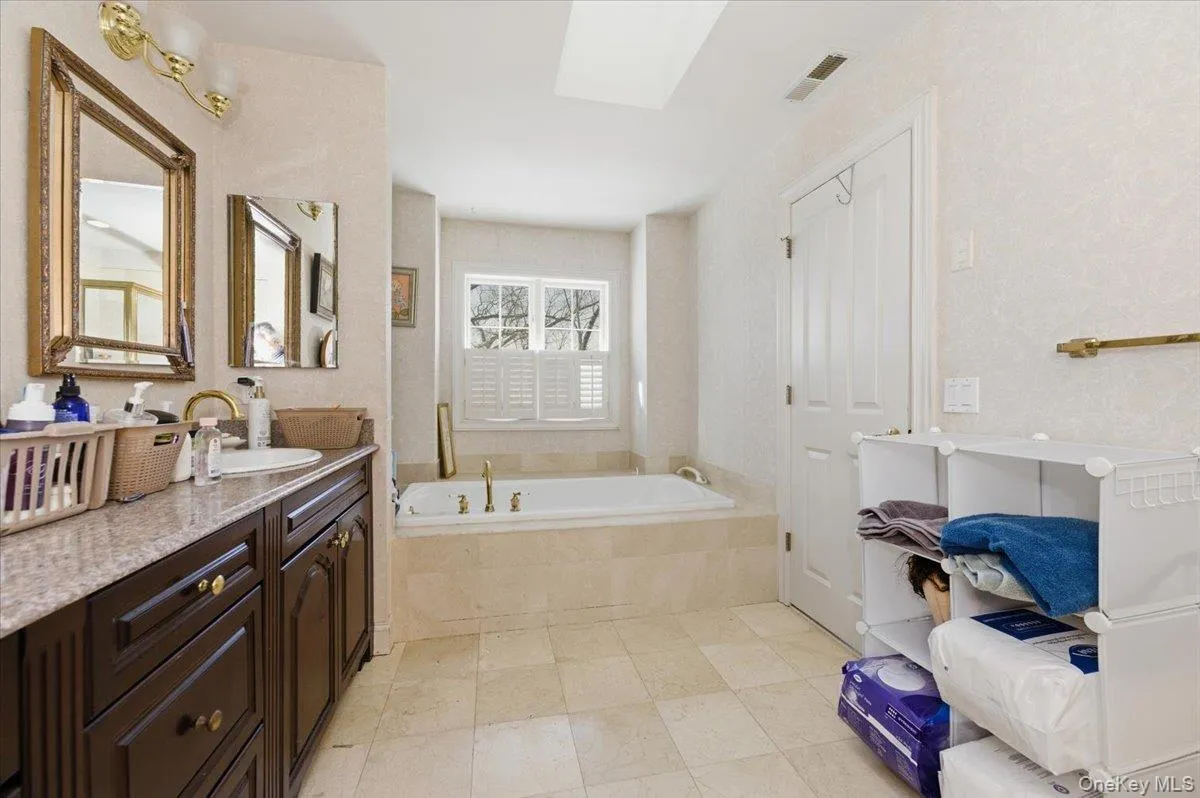 Private bathroom Jacuzzi Private bathroom Jacuzzi