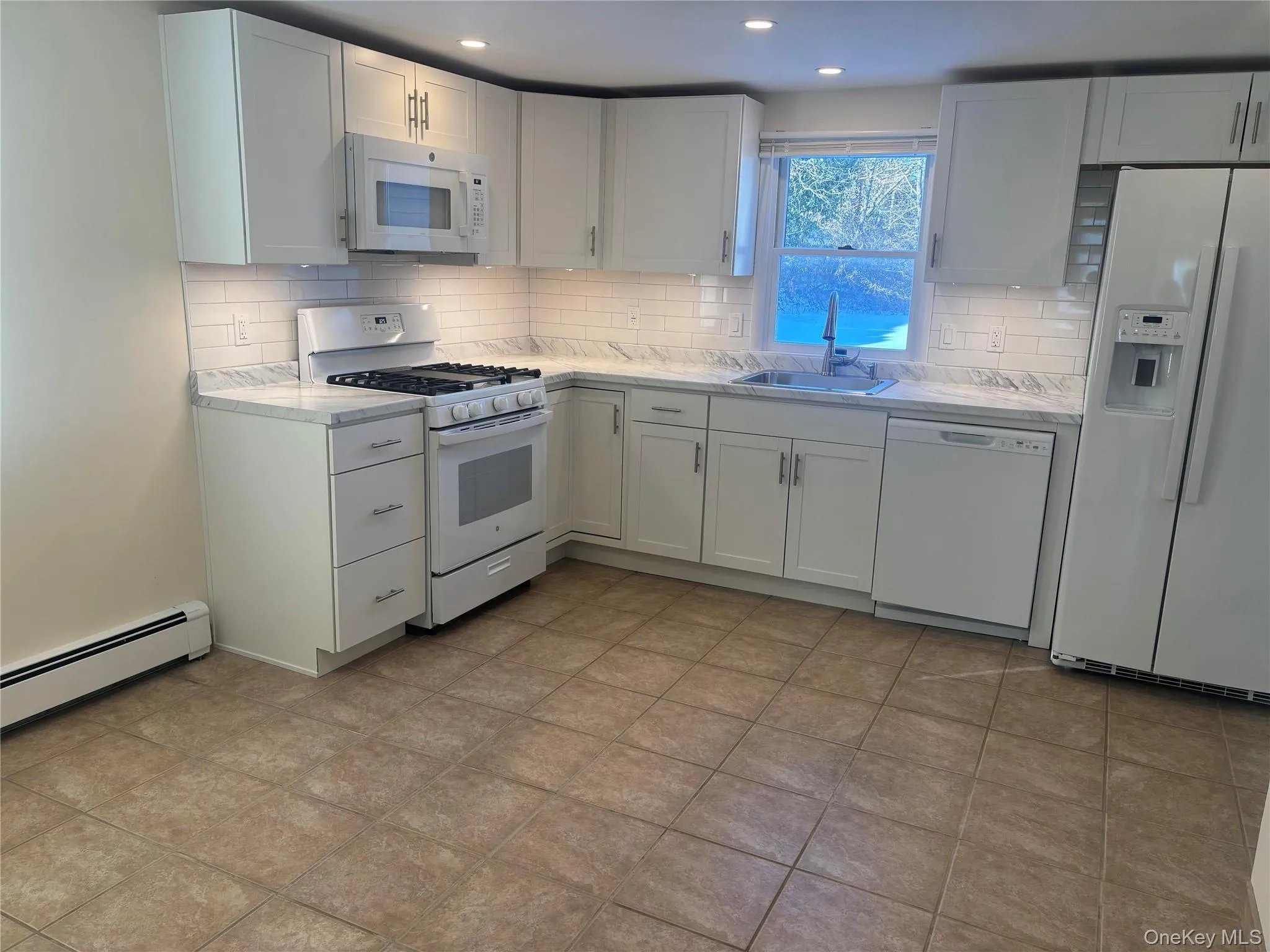 Large Eat-In Kitchen with All New Appliances Large Eat-In Kitchen with All New Appliances