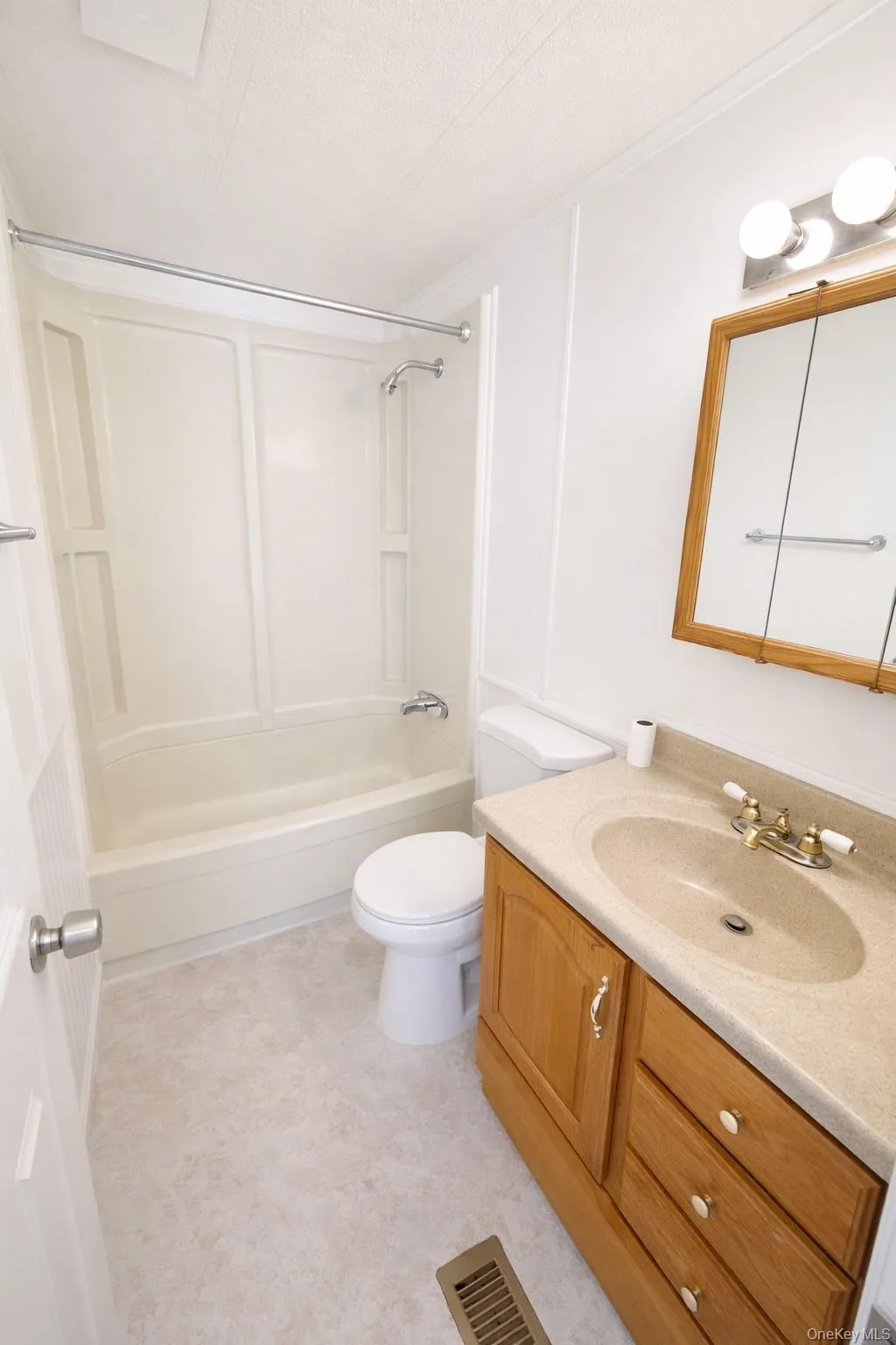 1661 Old Country Road, Riverhead, NY, 2 Bedrooms Bedrooms, 7 Rooms Rooms,2 BathroomsBathrooms,Residential,For Rent,Old Country,0,960320 1661 Old Country Road, Riverhead, NY, 2 Bedrooms Bedrooms, 7 Rooms Rooms,2 BathroomsBathrooms,Residential,For Rent,Old Country,0,960320