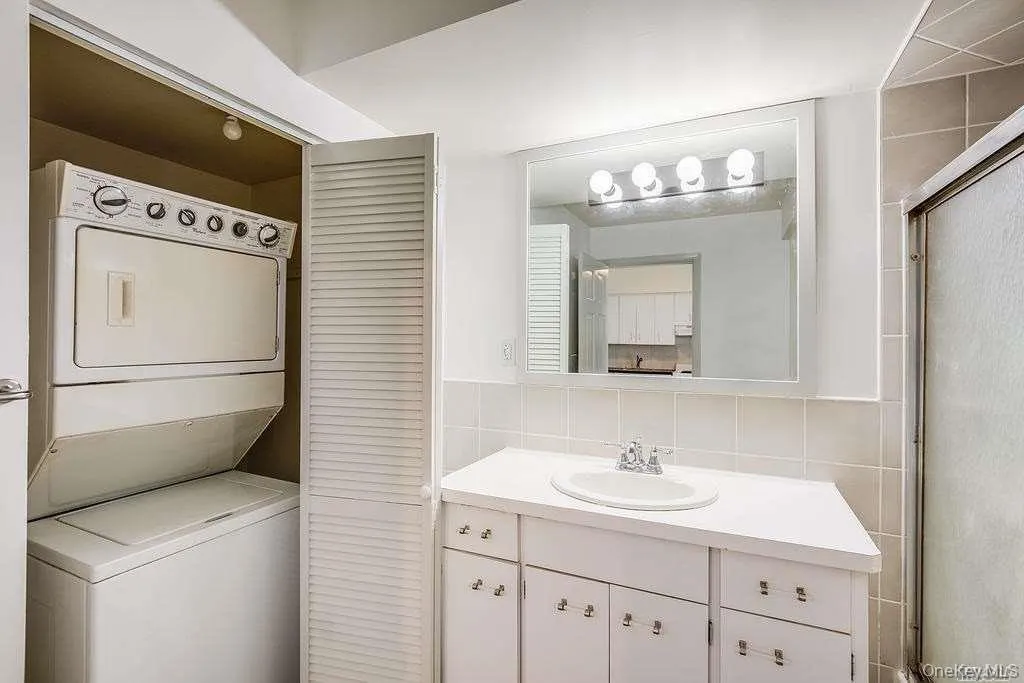 75 Maxwell Avenue, Oyster Bay, NY, 2 Bedrooms Bedrooms, 5 Rooms Rooms,1 BathroomBathrooms,Residential Lease,For Rent,Maxwell,0,960578 75 Maxwell Avenue, Oyster Bay, NY, 2 Bedrooms Bedrooms, 5 Rooms Rooms,1 BathroomBathrooms,Residential Lease,For Rent,Maxwell,0,960578