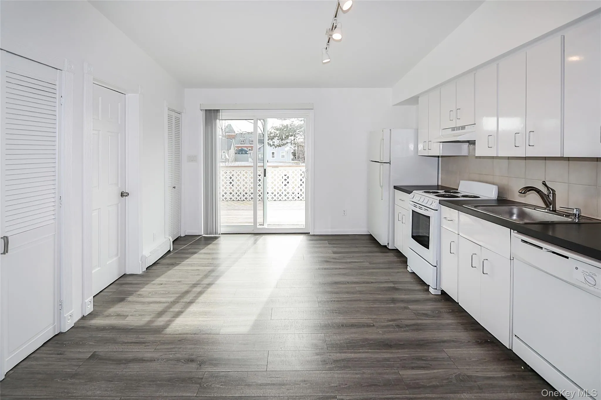 75 Maxwell Avenue, Oyster Bay, NY, 2 Bedrooms Bedrooms, 5 Rooms Rooms,1 BathroomBathrooms,Residential Lease,For Rent,Maxwell,0,960578 75 Maxwell Avenue, Oyster Bay, NY, 2 Bedrooms Bedrooms, 5 Rooms Rooms,1 BathroomBathrooms,Residential Lease,For Rent,Maxwell,0,960578