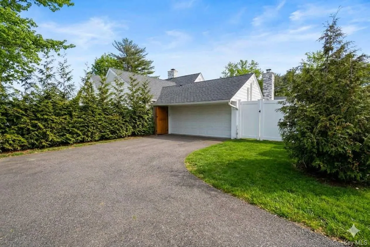 1 Strawberry Lane, North Hempstead, NY, 5 Bedrooms Bedrooms, 9 Rooms Rooms,4 BathroomsBathrooms,Residential,For Rent,Strawberry,0,960616 1 Strawberry Lane, North Hempstead, NY, 5 Bedrooms Bedrooms, 9 Rooms Rooms,4 BathroomsBathrooms,Residential,For Rent,Strawberry,0,960616